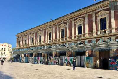 Bari, tra "sfratti" e sogni la storia dell'ex mercato del pesce: il palazzo senza pace